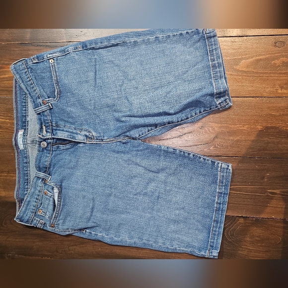 3/20.00. Levis red tab longer style shorts. - Picture 1 of 5